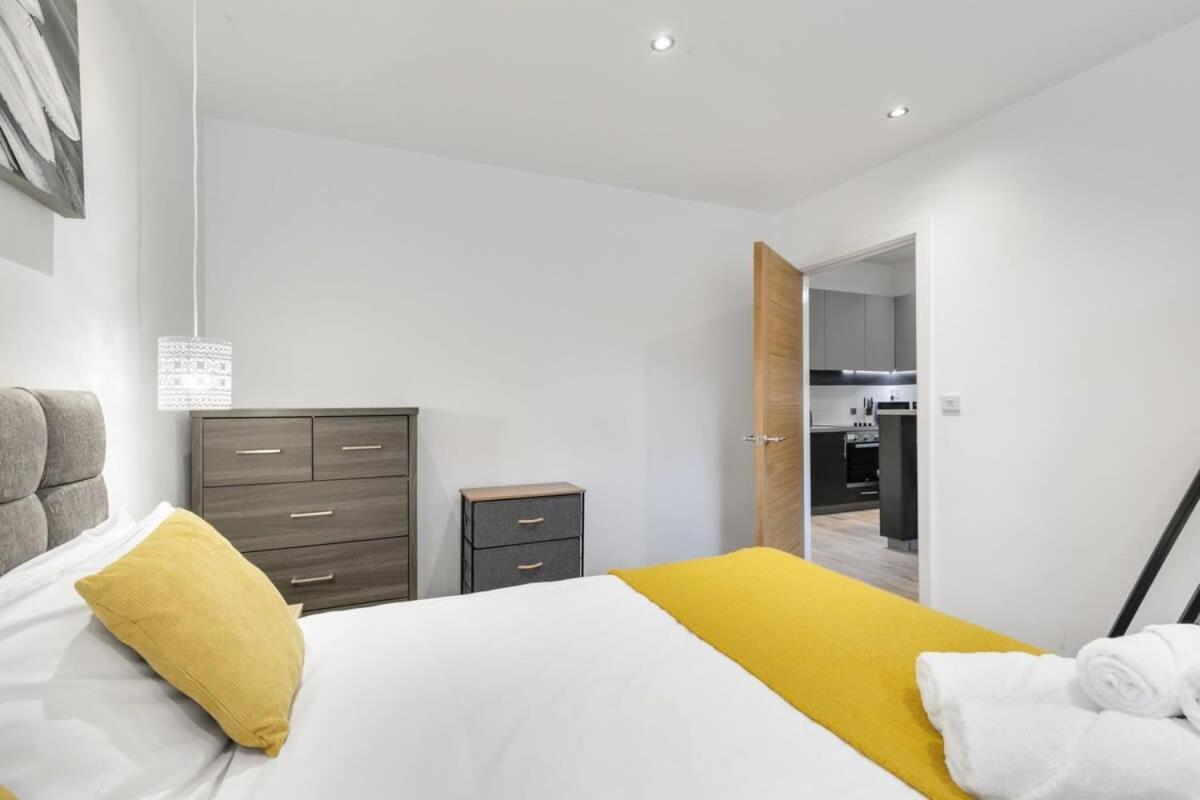 Modern 1 Bedroom Apartment In Central Woking Bagian luar foto