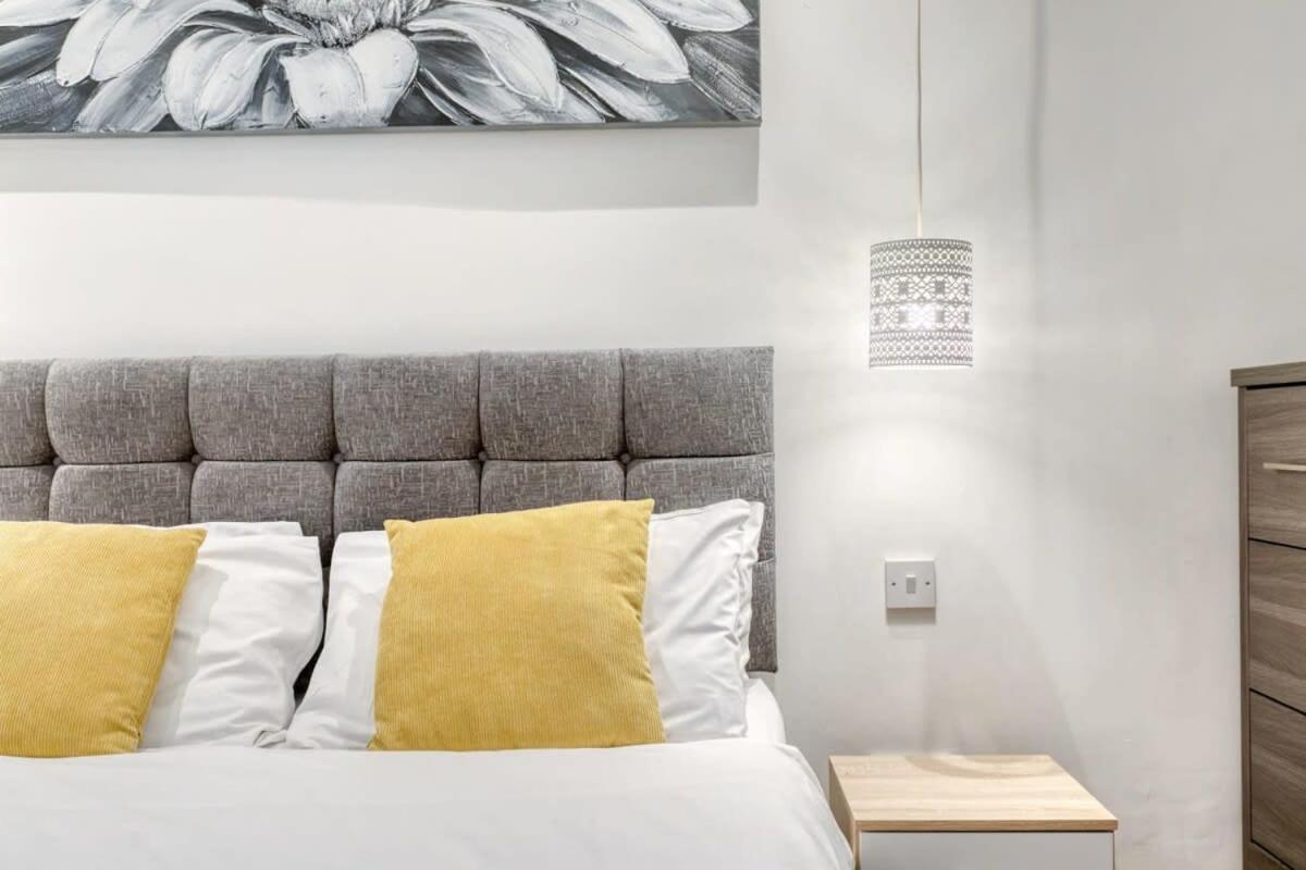Modern 1 Bedroom Apartment In Central Woking Bagian luar foto