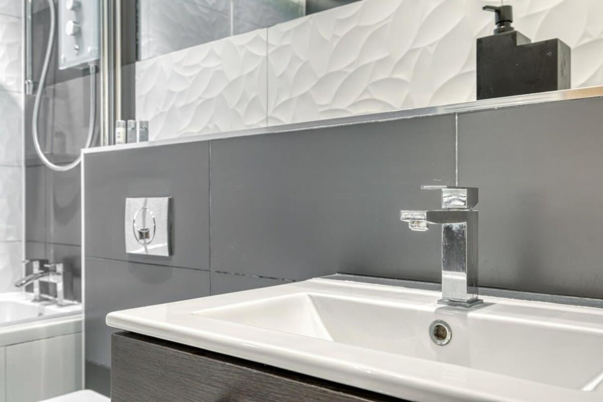 Modern 1 Bedroom Apartment In Central Woking Bagian luar foto