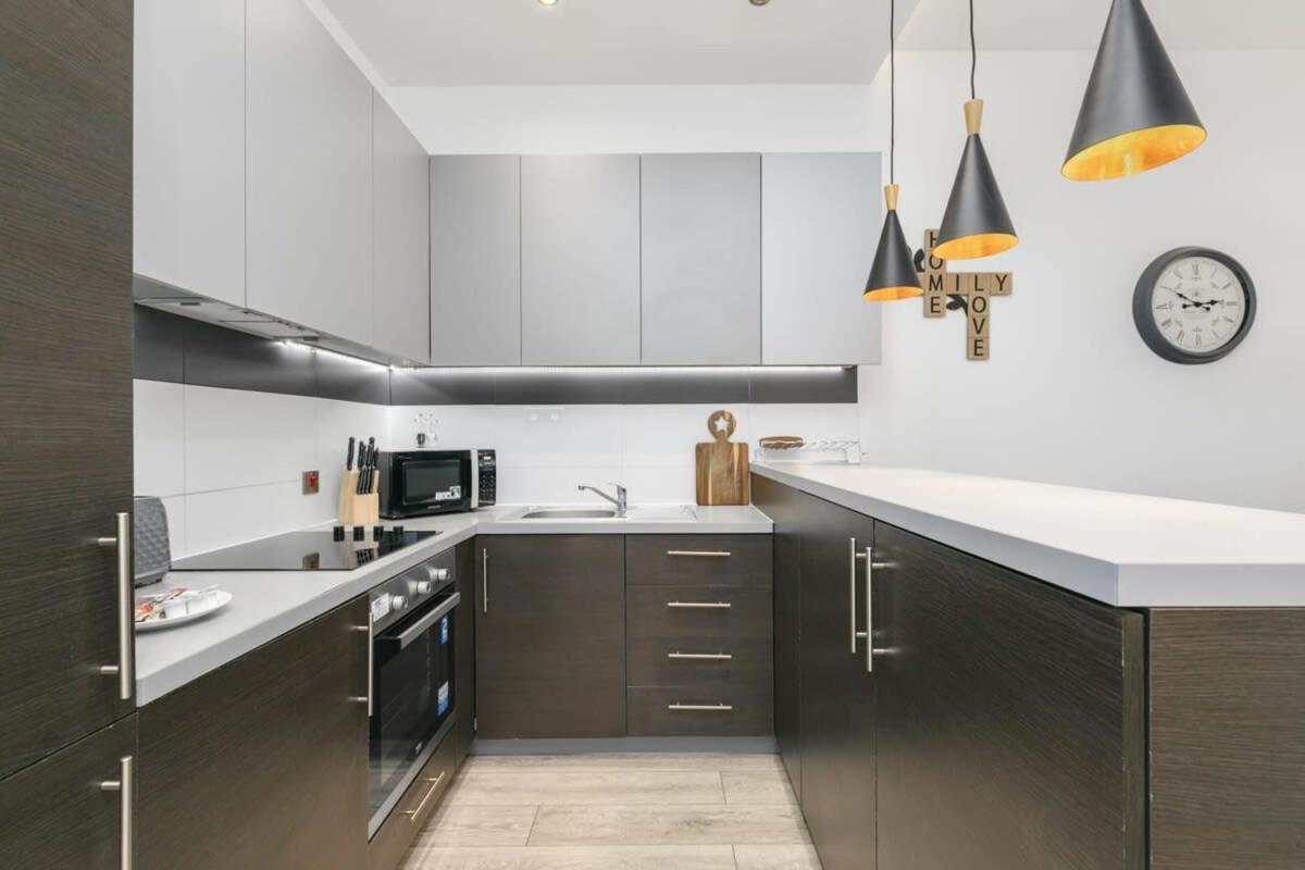 Modern 1 Bedroom Apartment In Central Woking Bagian luar foto
