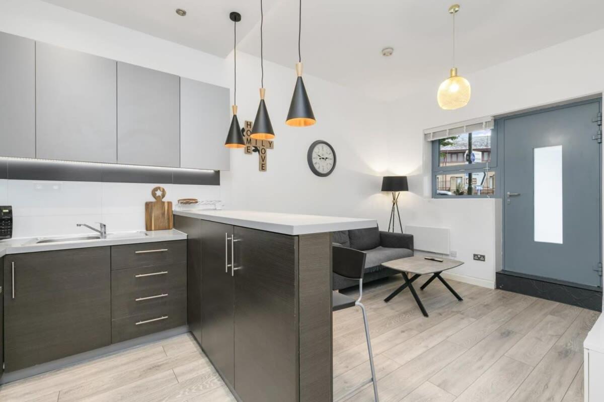 Modern 1 Bedroom Apartment In Central Woking Bagian luar foto