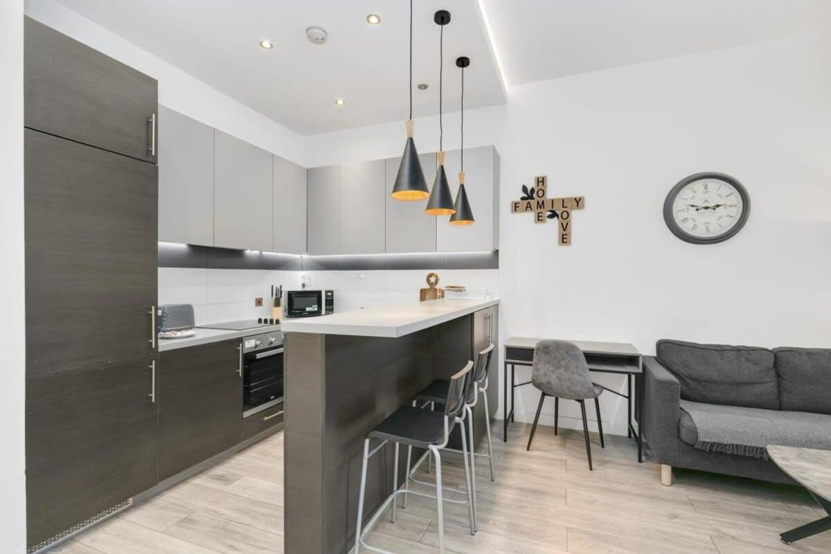 Modern 1 Bedroom Apartment In Central Woking Bagian luar foto