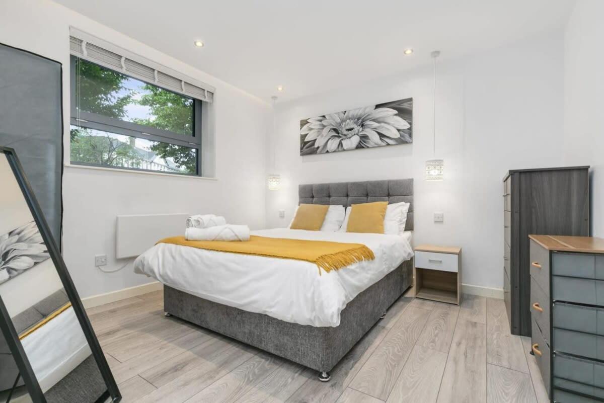Modern 1 Bedroom Apartment In Central Woking Bagian luar foto