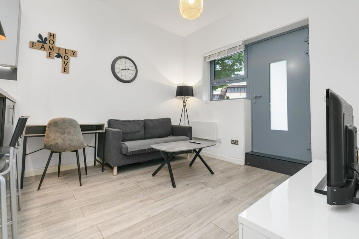Modern 1 Bedroom Apartment In Central Woking Bagian luar foto