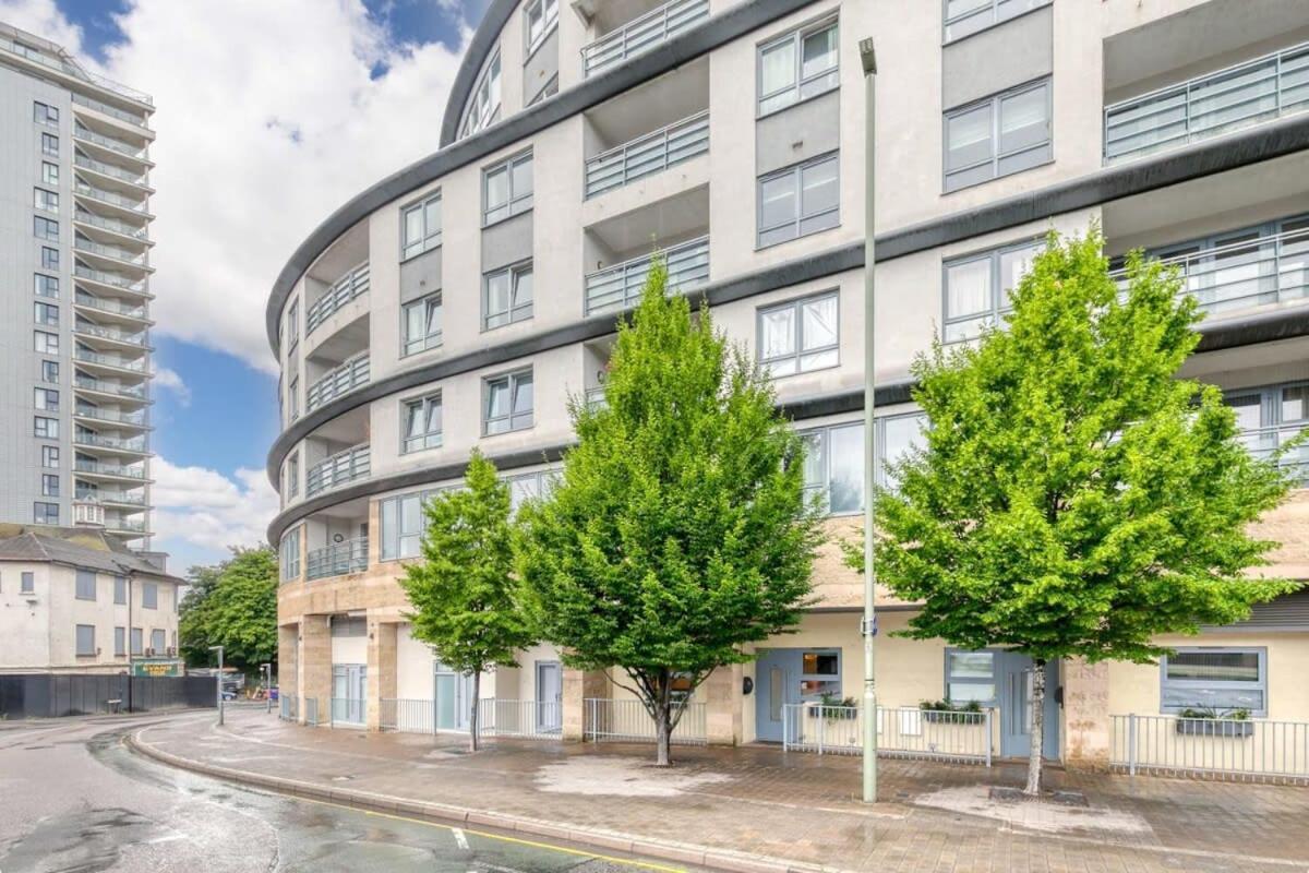 Modern 1 Bedroom Apartment In Central Woking Bagian luar foto